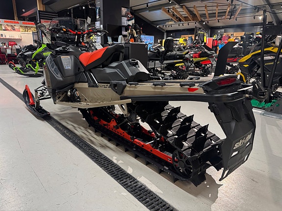 Ski-Doo Backcountry XRS VIP 154 850 E-tec 4 of 6