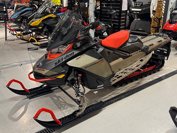 Ski-Doo Backcountry XRS VIP 154 850 E-tec 2 of 6