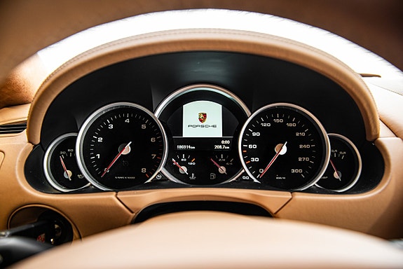 Porsche Cayenne Turbo S 17 of 23