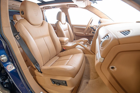 Porsche Cayenne Turbo S 15 of 23