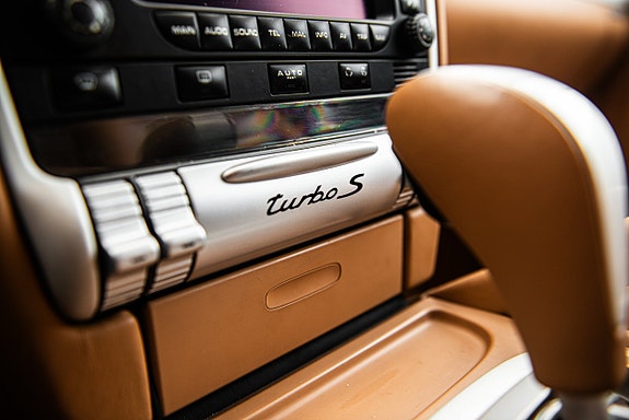 Porsche Cayenne Turbo S 19 of 23