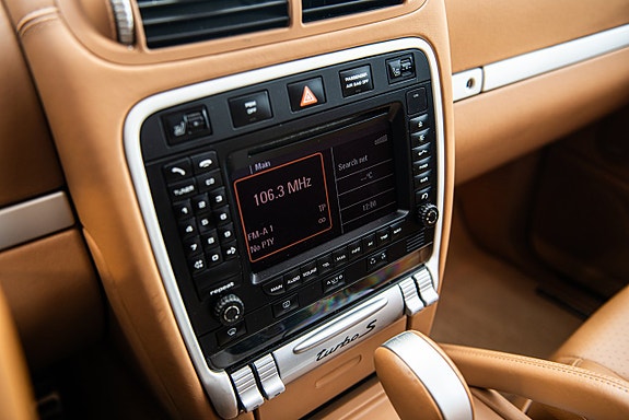 Porsche Cayenne Turbo S 18 of 23