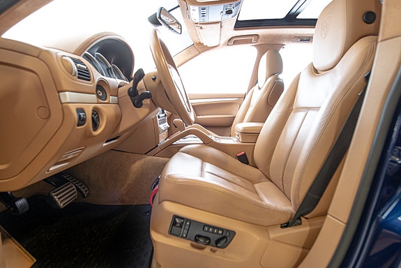 Porsche Cayenne Turbo S 11 of 23