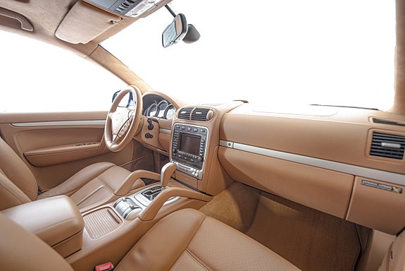Porsche Cayenne Turbo S 13 of 23