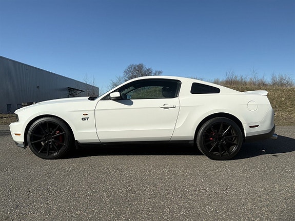 Ford Mustang 4 of 5