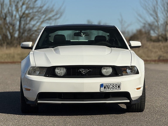 Ford Mustang 2 of 5