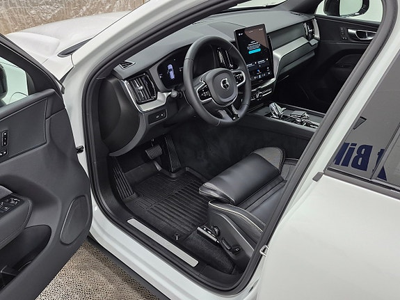 Volvo XC60 2 of 12