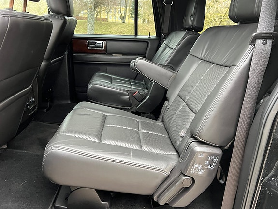 Lincoln Navigator 13 of 24