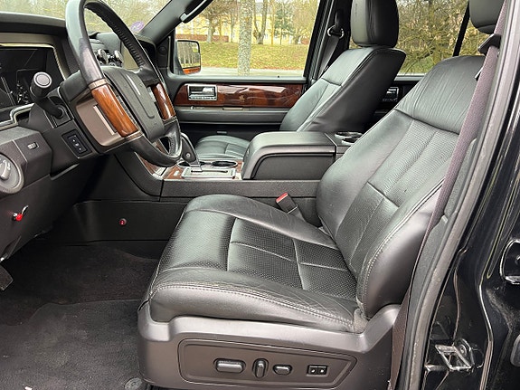 Lincoln Navigator 10 of 24