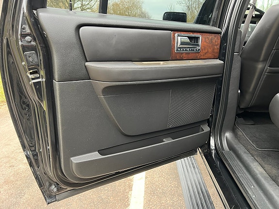 Lincoln Navigator 12 of 24