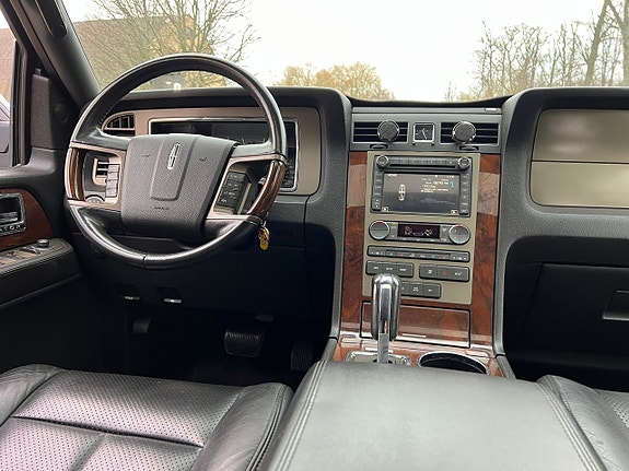 Lincoln Navigator 16 of 24
