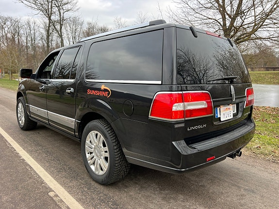 Lincoln Navigator 2 of 5