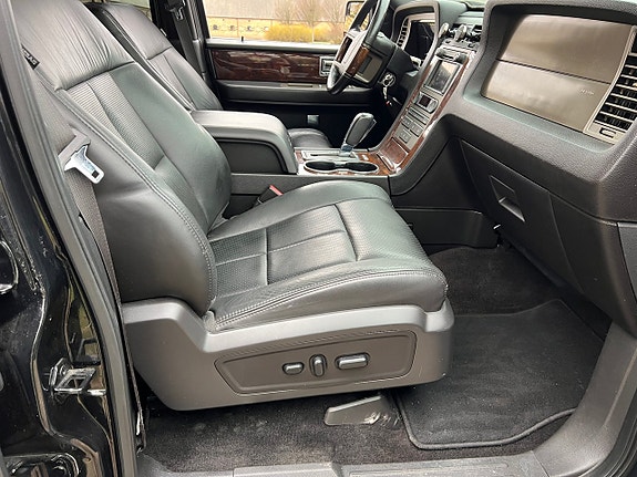 Lincoln Navigator 18 of 24