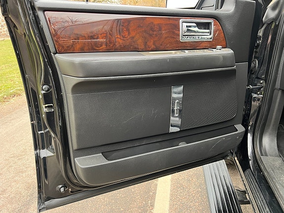 Lincoln Navigator 9 of 24