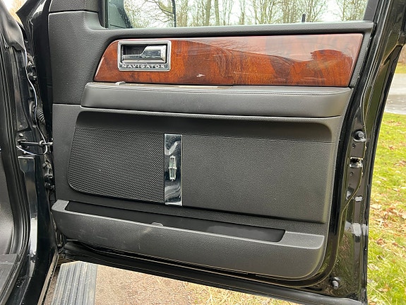 Lincoln Navigator 17 of 24