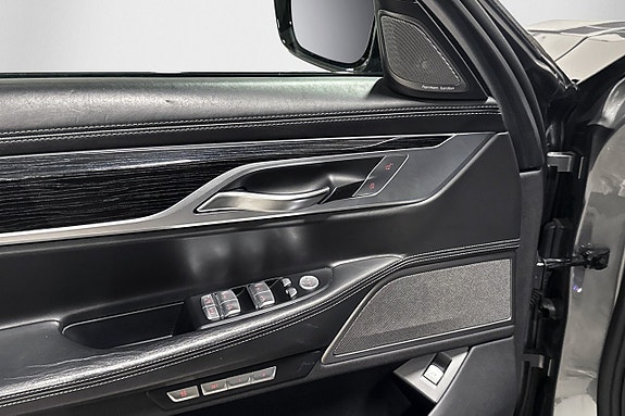 BMW 740e 17 of 28
