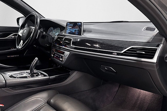 BMW 740e 12 of 28