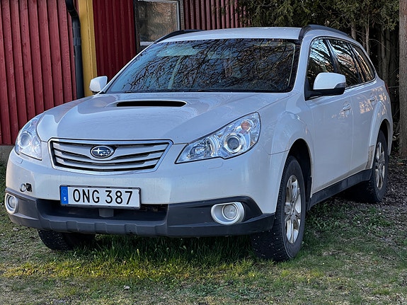 Subaru Outback 2 of 4