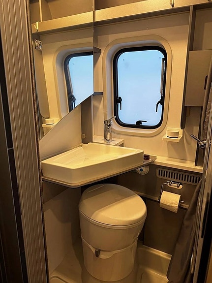 Adria Twin 640 SLX Supreme NY SERVAD m KAMREM NYBES ALDE SOLCELL VINTERBONAD 15 of 19