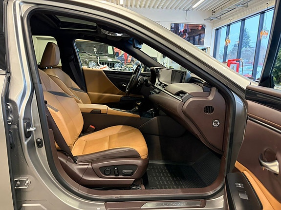 Lexus ES300h 11 of 26