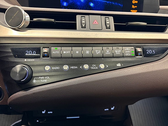 Lexus ES300h 22 of 26