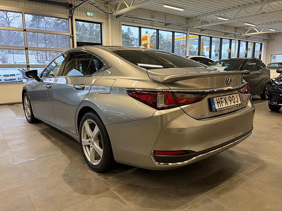 Lexus ES-Serie 3 of 5