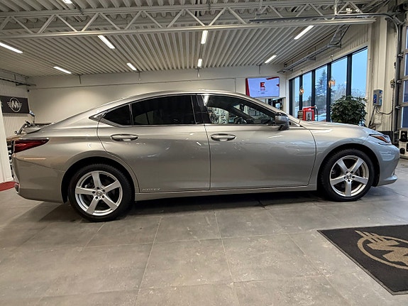 Lexus ES300h 7 of 26