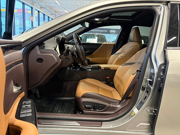 Lexus ES300h 8 of 26
