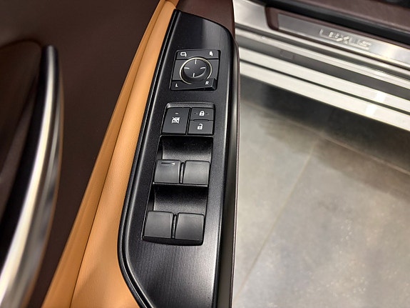 Lexus ES300h 12 of 26