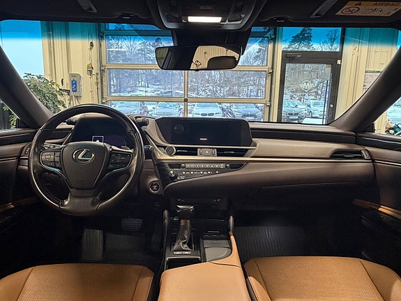 Lexus ES300h 21 of 26