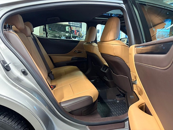 Lexus ES300h 10 of 26