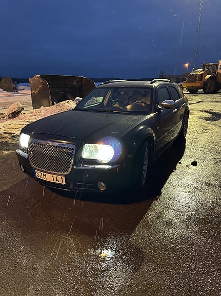 Chrysler 300C 2 of 5