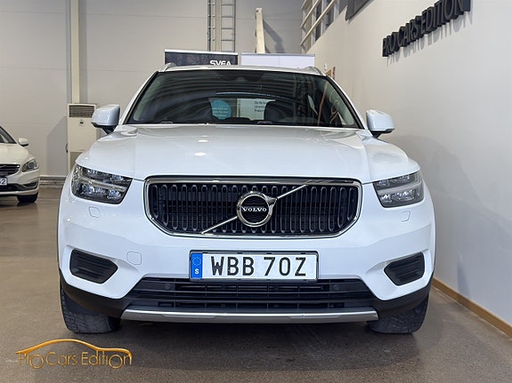 Volvo XC40 2 of 5