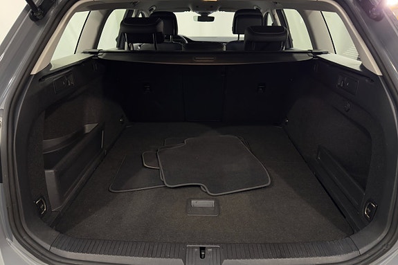 Volkswagen Passat 7 of 24