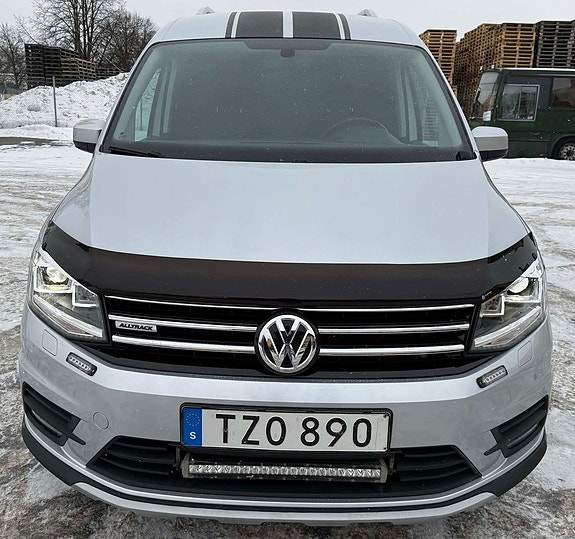 Volkswagen Caddy Alltrack 2 of 5