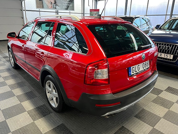 Skoda Octavia Scout 3 of 5