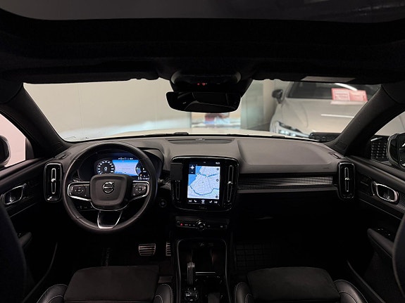 Volvo XC40 17 of 27
