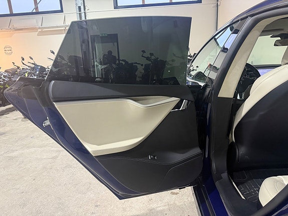 Tesla Model S 22 of 22