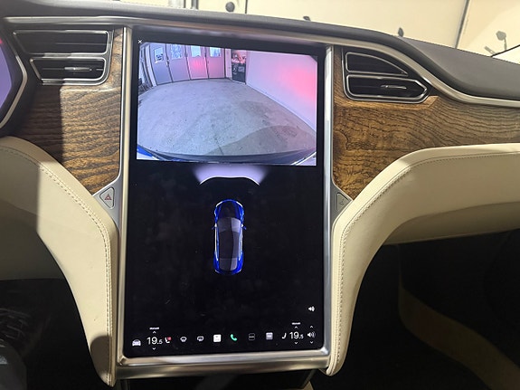 Tesla Model S 20 of 22