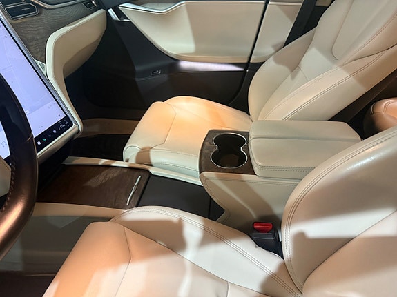 Tesla Model S 16 of 22