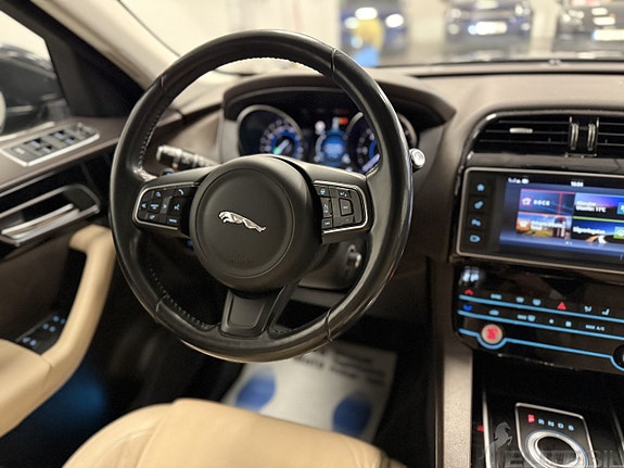 Jaguar F-PACE 11 of 21