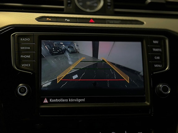 Volkswagen Passat Alltrack 10 of 25