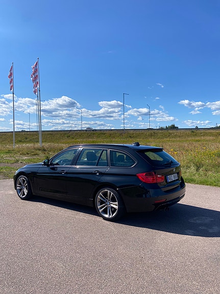 BMW 328i 3 of 5