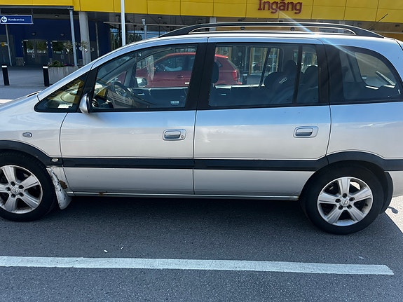 Opel Zafira 3 of 5