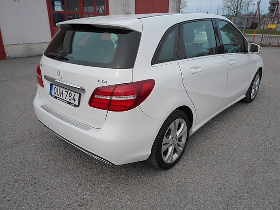 Mercedes-Benz B180 3 of 5