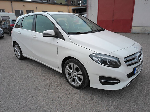 Mercedes-Benz B180 2 of 5