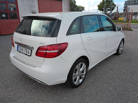 Mercedes-Benz B180 3 of 14