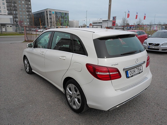 Mercedes-Benz B180 4 of 5