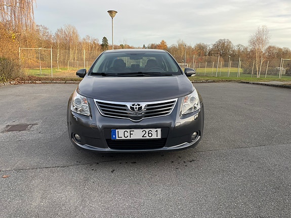 Toyota Avensis 2 of 5