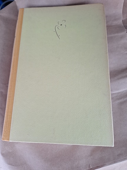 Katt bland hermeliner, signerad av Karl Gerhard